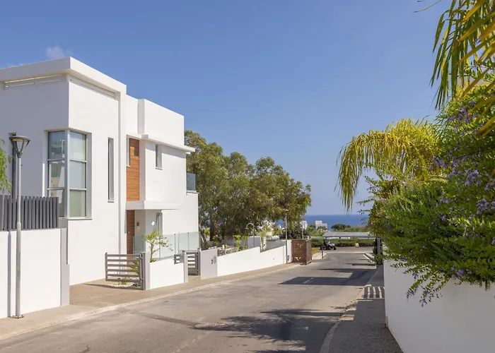 Leomi Seaview Villa *