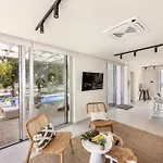Leomi Seaview *