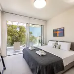Leomi Seaview